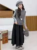 Conjunto de Tres Piezas para Niñas Otoño e Invierno Nuevo Estilo Coreano Chaleco de Punto Capa Base Superior Falda Botón Flor Set de Tres Piezas Falda Primavera y Otoño
