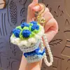 Chaveiro de buquê de corrente de pérolas flor de crochê feita à mão pingente de buquê acessórios de bolsa para casal pequeno presente atacado