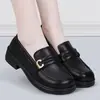 Sapatos de couro elegantes e confortáveis com sola macia para mulheres, nova coleção outono 2026, estilo retrô britânico, mocassins versáteis com salto grosso para um look elegante
