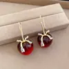 Brincos de Gancho de Resina com Laço de Zircônia e Maçã, Temperamento Estiloso e Doce, Brincos Versáteis com um Toque de Luxo Leve e de Alta Qualidade