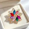 Broche de Flor de Cristal Azul Real para Industria Pesada Aleación Hueca Incrustado de Pedrería Accesorios para Chaqueta de Traje Vestido de Noche Estilo Lujo Ligero Pin