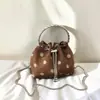 Nuevo estilo otoño 2026, bolso cubo de moda personalizado relajado y elegante con lunares, alto valor estético, para hombro y bolso de mano