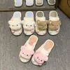 Pantuflas casuales cerradas antideslizantes versátiles para mujer, nuevas pantuflas de algodón con diseño de oso lindo para niñas, otoño e invierno 2026