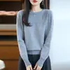 Nova coleção outono e inverno: suéter de gola redonda, com bainha enrolada, de tricô aberto, com modelagem solta e mangas compridas, perfeito como camada interna ou base