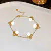 Pulseira Coreana Flor de Quatro Pétalas Cravejada com Diamantes, Pulseira Versátil de Luxo Leve Estilo Coreano, Joia Estilosa e Elegante para Mulheres Atacado