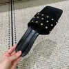 Primer Encuentro con las Sandalias Slip-On de Remaches Ultrasencillas Estilo Coreano para Mujer, Verano 2026, Adecuadas para Combinar con Vestidos, Vacaciones, Playa y Ropa Casual