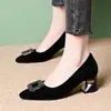 Elegantes zapatos de mujer con pedrería estilo francés, nuevo modelo otoño 2026, zapatos de gamuza para mujer con punta cuadrada, tacones altos gruesos negros sin cordones