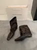 Botas de mujer de cuero suave con hebilla retro estilo páramo 2026 nuevo modelo punta fina botas cortas elegantes botas de montar a media pantorrilla de moda