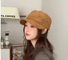 Gorra de repartidor estilo retro británico para mujer en otoño e invierno, estilo nuevo, sombrero octogonal de gamuza plisada que estiliza el rostro, gorra de pintor pequeña y moderna