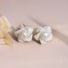 Brincos de flor de pérola requintados estilo francês de luxo leve, pequenos e elegantes, versáteis para o uso diário, com um toque suave e sofisticado