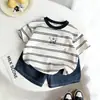 Conjunto de verão para meninos, camiseta de verão infantil, novos shorts listrados de manga curta, conjunto estiloso de duas peças, moderno e fashion