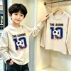 Camiseta de manga comprida para meninos, algodão puro, novo estilo primavera/outono 2026, cor sólida, gola redonda, top de base para crianças mais velhas