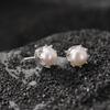 One Deer Silver S925 Sterling Silver Freshwater Pearl Retro Distressed Distinctive Crown Brincos de contas redondas Brincos de prata elegantes e modernos