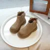 Botas Retro Martin infantis com forro de fleece, modelo outono e inverno 2026, estilo britânico, botas de trabalho de motociclista unissex, botas amarelas