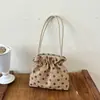 Bolsa de mano de lunares de nicho estilo coreano, nuevo modelo 2026, gran capacidad, adecuada para el trabajo y los desplazamientos, con un diseño único y casual, se puede llevar en la mano o colgar al hombro
