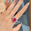 Anillo de lujo ligero de lujo con incrustaciones de gemas de colores, anillo simulado de rubí, anillo retro con forma de almohada, anillo grueso rectangular de corindón rojo y diamante de alto carbono para mujer