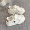 Zapatillas gruesas de estilo coreano para mujer que aumentan la altura, nuevo modelo de primavera 2026, lindos zapatos blancos versátiles de gatito, mocasines para estudiantes