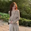 Blusa de Tricô Azul Manga Longa Estilo Francês Ombro a Ombro Feminina Nova Coleção Outono Inverno Ajuste ao Corpo Valoriza o Corpo Blusa de Ombro a Ombro