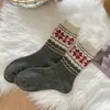 Meias Listradas de Lã Grossas Quentes de Inverno Padrão Fair Isle Retrô Meias Largas Femininas Japonesas Outono e Inverno Cor Blocada Padrão de Floco de Neve