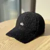 Nuevo Sombrero de Felpa de Lana de Cordero para Mujer, Otoño e Invierno, Gorra de Béisbol Adelgazante, Circunferencia de Cabeza Grande, Cálido Bordado Engrosado Gorra de Pico de Pato