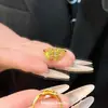 2026 Anel Flor Rosa com Strass Dourado Estilo Retro de Luxo Leve Anel de Dedo Envolto em Galho com Temperamento Requintado Retro