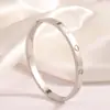 Pulsera de acero inoxidable amor diamante titanio acero hombres y mujeres moda hebilla dorada no se decolora al por mayor transfronterizo parejas en Europa