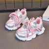 Tênis Esportivo Infantil 2026 Primavera e Outono Novos Modelos Sapatos de Menino Sapatos de Menina Sapatos de Pai Sapatos de Malha Respiráveis Casuais Tênis de Corrida