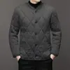 Yingao nueva chaqueta de algodón para hombre con patrón de diamantes cuello alto de un solo pecho informal cálida con forro de terciopelo chaqueta acolchada de algodón para hombres de mediana edad y ancianos