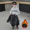 Conjunto de Veludo Plus para Meninos Outono e Inverno 2026 Novo Estilo Lindo Fashionável Jaqueta Acolchoada para Bebê Conjunto de Três Peças Espesso para Crianças Tendência