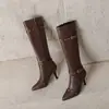 Tamanhos 34-43 Versátil Borracha Sola Antiderrapante Transfronteiriço Tamanho Grande Botas de Cano Alto Bico Fino Salto Agulha Zíper Lateral Salto Agulha Botas Femininas