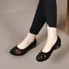 Zapatos de mujer con punta fina, tacón bajo y bordados, de estilo étnico, diseño de zapato único y construcción de cuero suave y suela blanda para mayor comodidad, perfectos como nuevo estilo de primavera 2026 para madres