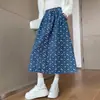 Foto Real de Saia Longa Jeans Versátil Azul Profundo Bordada em Estilo Étnico, Saia Jeans Elegante para Mulheres, Saia Midi Evase Casual