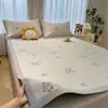 2026 Novo Design de Desenho Livro Vermelho Cool Bean Mat PE Poliéster Toque Fresco Lavável Tapete de Cama