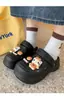 2026 Nuevos Zuecos de EVA con Suela Gruesa para Mujer con Linda Decoración de Gato de Dibujos Animados, Zapatos de Jardín de Uso Bidireccional, Venta al por Mayor de Fábrica