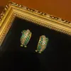 Pendientes Pequeños Pesados con Chapado de Bronce Antiguo Occidental 18 Oro Vintage con Adorno de Pedrería Verde y Blanca