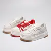 Sapatos Brancos de Sola Grossa 2026 Nova Coleção de Primavera Sapatos Femininos que Aumentam a Altura Plataforma Versátil Couro Macio Sapatos de Uma Sola Tênis Casuais Vermelhos