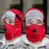 Gorro grueso de color liso cálido forrado de polar Lei Feng al por mayor para invierno al aire libre hombres y mujeres con sombrero pullover para esquí ciclismo