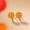 Pendientes de Clip para Oreja Redondos Estilo Vintage de Alta Gama de Plata de Ley S925 con Cera de Abeja Roja Agua y Lapislázuli de Yuebao Jewelry