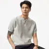 Ropa de Hombre Xintang 2026 Verano Nueva Tela de Hilo de Algodón Color Sólido Simple Cuello Henley Vintage Estilo Old Money Camiseta