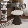 Taburete de maquillaje giratorio estilo crema para dormitorio de niñas, silla de tocador de alta gama con respaldo moderno en forma de lazo