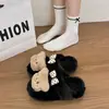 Novas pantufas femininas 2026 confortáveis e peludas com laço e design de urso, pantufas de casa fofas de bico fechado com salto alto para o inverno