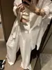 Vibe Elegante e Relaxada, Linho Branco com Proteção Solar, Caimento Solto, Calça Wide Leg de Cintura Alta até o Chão