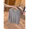Camiseta de punto de seda helada de manga larga con cuello en V, estilo 'old money' relajado para mujer, top fino de verano semitransparente, protección solar, holgado