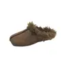 Nuevas Pantuflas de Piel Mate Otoño/Invierno 2026 para Mujer Calzado de Exterior Mules Retro de Pelo Rizado de Punta Cerrada para Medio Uso Suela Plana Venta al por Mayor