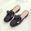 Chinelos de Couro Genuíno Femininos para Uso Externo 2025 Novos Planos Preguiçosos Masculinos Meio Chinelo Sapatos de Verão Femininos Sapatos de Primavera e Outono Femininos