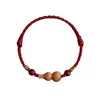 Pulseira de Fio Vermelho com Cabacinho de Madeira Pêssego Velha Natural para Homens e Mulheres, um Amuleto Protetor para o Ano de Nascimento, com Contas da Sorte de Cinábrio