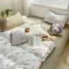 Conjunto simples de quatro peças em gaze de algodão lavado de camada dupla com estampa floral pequena, estilo lençol com elástico, conjunto de três peças para dormitório estudantil, capa de edredom individual