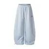 Calça de moletom larga estilo americano minimalista com bordado de letra para mulheres, adequada para dança e esportes, solta e versátil, com caimento fluido e bainha curva, calça longa casual