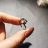 Anillo Pequeño de Circonita Cúbica de Venta Caliente en Transmisión en Vivo para Mujer, Delicado y Fresco, Imitación Moissanita, Anillo de Meteoro Ajustable Chapado en Platino