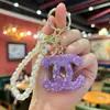 Estilo Popular Europeo y Americano Llavero con Logo de Letra Hueca Incrustado con Arcilla y Pedrería Doble C con Sensación de Alta Gama, Colgante para Bolso de Cadena de Perlas y Pedrería